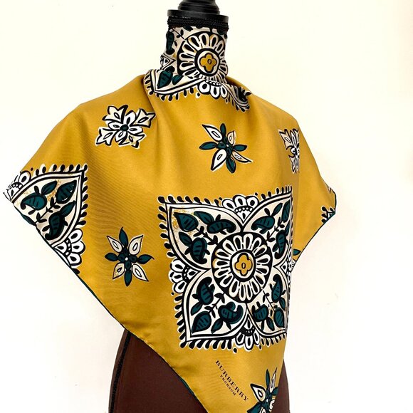 NWT Burberry Scarf Lucky Alhambra Flower Silk Wrap - Picture 1 of 16